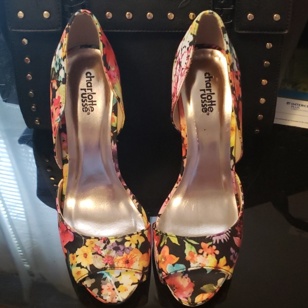 Heels - Picture 3 of 3